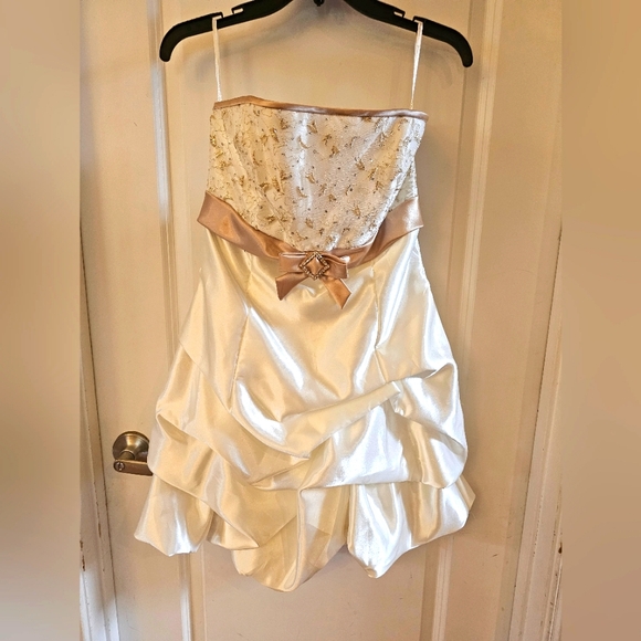 Jessica Dresses & Skirts - EUC BUNDLE 2 dresses size M